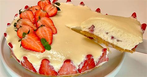 Nepečená torta s bielou čokoládou a jahodami