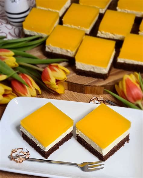 Koláž rôznych variantov tvarohových koláčov so želatínou