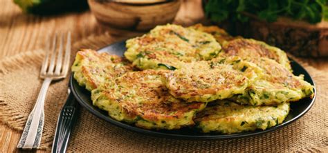 Zemiakovo-cuketové placky pripravené na plechu pred pečením