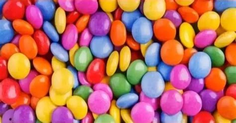 farebné lentilky na torte