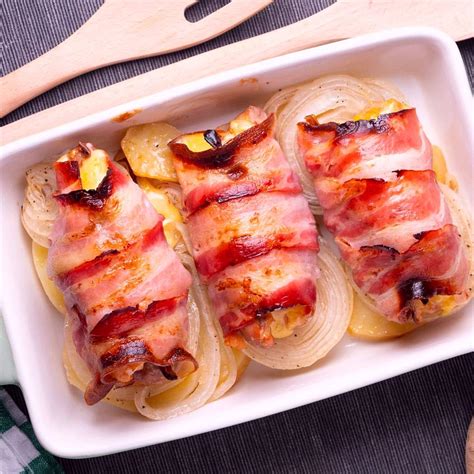 Ingrediencie na prípravu mäsových jedál so slaninou