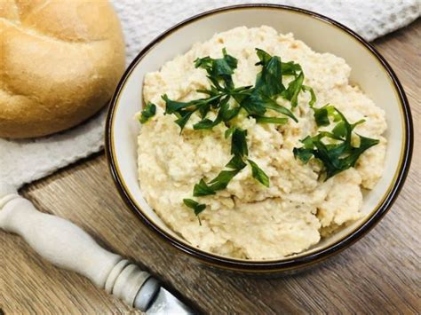 Ingrediencie na nátierku z kuracieho mäsa s olivami