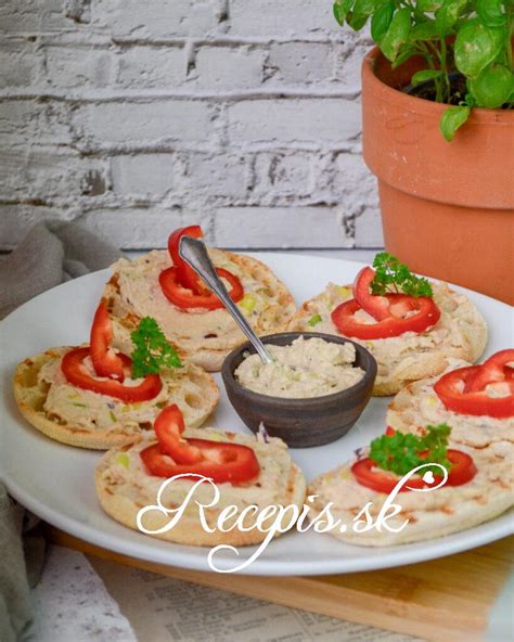 Hotová kuracia nátierka s rôznymi prílohami