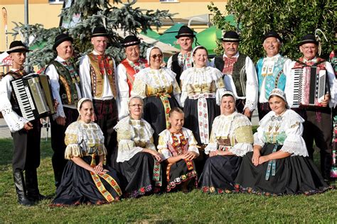 Skupina študentov na stužkovkovej slávnosti