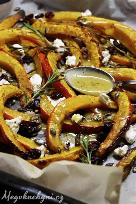 Servírovaná pečená zelenina s bylinkami a syrom