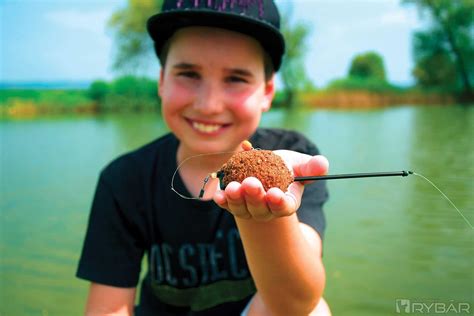 Rybár loviaci nosáľa na feeder