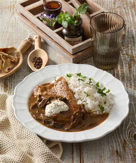 Tradičné saudskoarabské jedlo s ryžou a mäsom