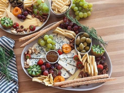 Tanier plný rôznych druhov hummusu