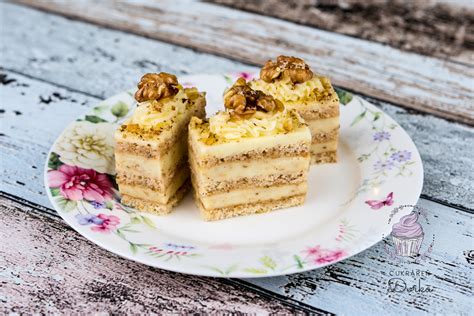 Vrstvenie torty orechovo-rumovým krémom