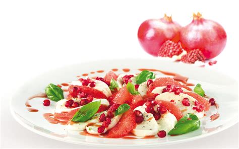 Ilustrácia šalátu s mozzarellou a granátovým jablkom