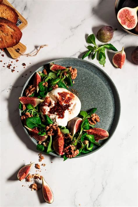 Ilustrácia letného šalátu s figami a melasou