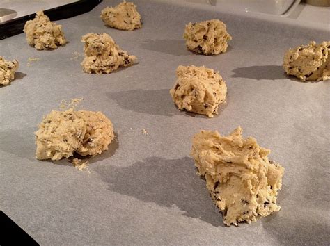 pripravené cesto na cookies na plechu pred pečením