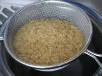 Ryža v sitku pod tečúcou vodou