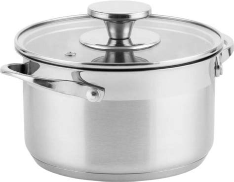 Hrniec s ryžou a pokrievkou na sporáku