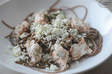 Celozrnné špagety s lososom a pestom