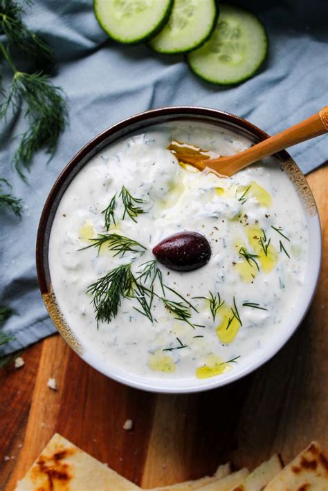 Ingrediencie na tzatziki omáčku: uhorka, jogurt, cesnak, kôpor