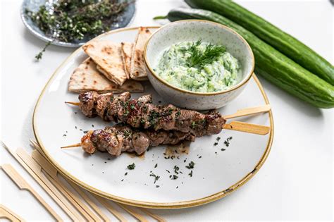 Grécke souvlaki na špajdli s tzatziki omáčkou