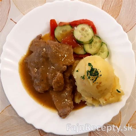 Bravčové mäso s cibuľovou omáčkou a uhorkami