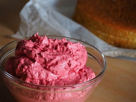 malinový krém na torte