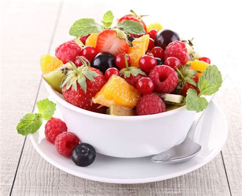 Miska plná rôznych druhov čerstvého ovocia