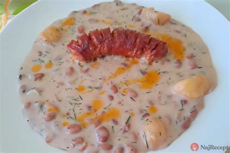 Fazuľový prívarok s pečivom a vajíčkom