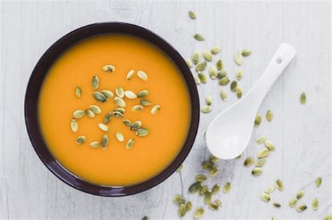 Názorná ukážka surových tekvicových fašírok pripravených na pečenie