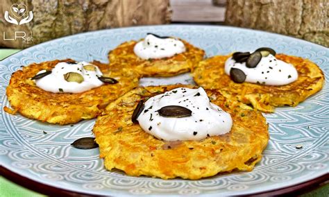 Servírovaný tanier s tekvicovými fašírkami a jogurtovým dipom