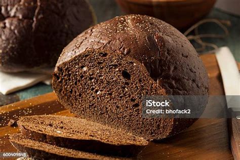 Ilustrácia rôznych druhov tmavého chleba