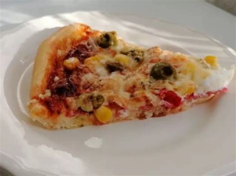Zdravá domáca pizza s rôznymi druhmi zeleniny