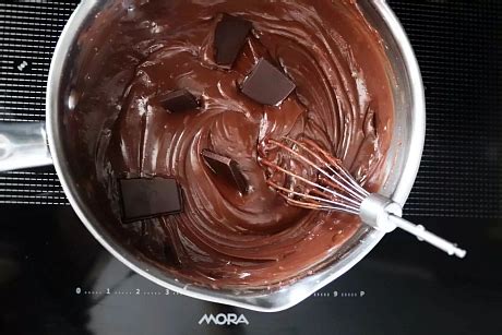 príprava čokoládovej polevy nad parou