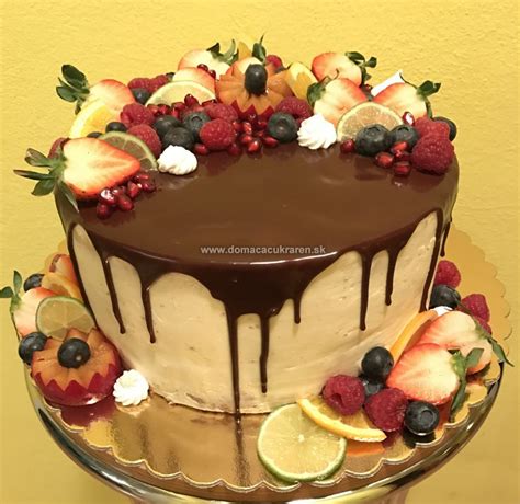 zdobená tvarohovo-čokoládová torta s jahodami