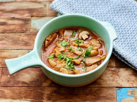 Ingrediencie na hlivový guláš s kuracím mäsom