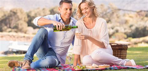 Detail krajiny a ženskej postavy v pozadí z obrazu Raňajky v tráve