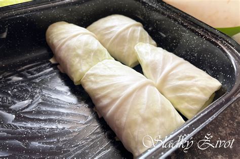 Detailný pohľad na zabalený plnený kapustný list