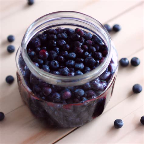 čučoriedkový kompót v pohári