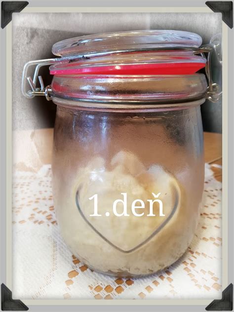 Zaváraninový pohár s múkou a vodou na prípravu kvásku