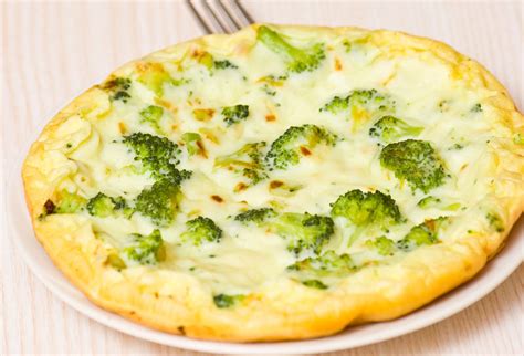 Vaječná omeleta s brokolicou a feta syrom