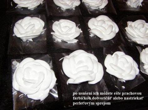 Fondánové ružičky na torte