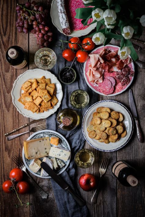 Detail obloženého taniera s rôznymi syrmi a údeninami