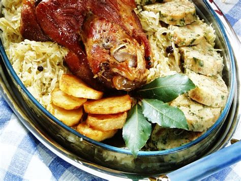 Servírované bravčové koleno s kyslou kapustou a knedľou