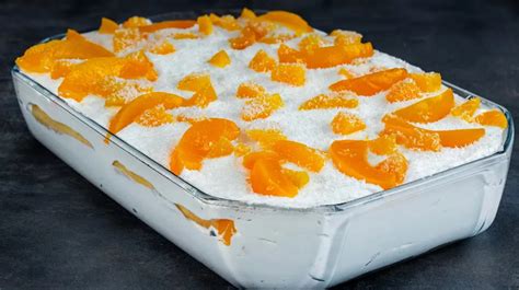 Tvarohový dezert s ovocím a piškótami