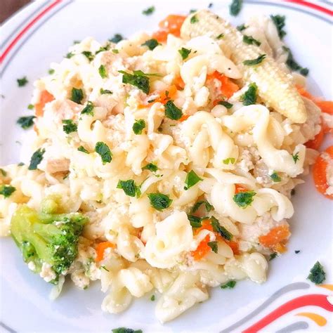 Nádoba s marinovaným mäsom v chladničke