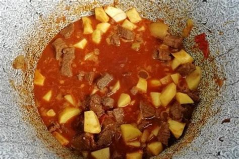 Hotový kotlíkový guláš