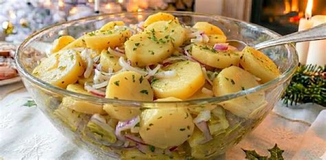 Zemiakový šalát ako príloha k teľaciemu