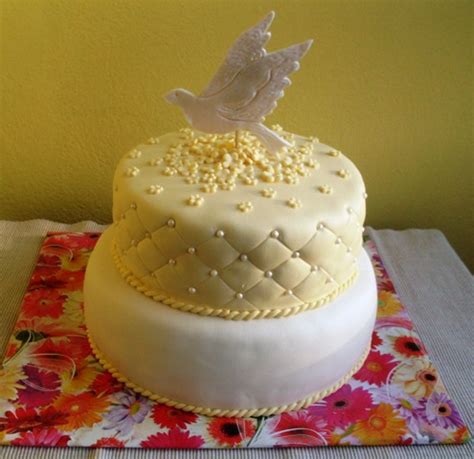 Biela torta s krížom a holubicou