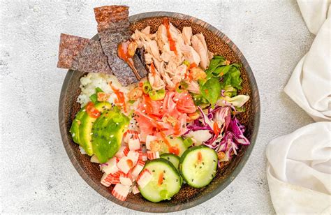 poké bowl s lososom a avokádom