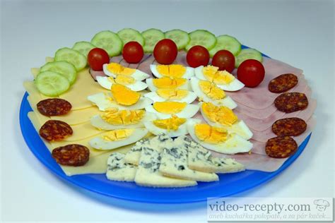 vyvážený obložený tanier