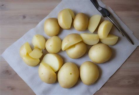 Čerstvé zemiaky nakrájané na mesiačiky