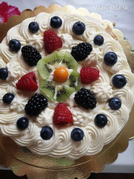 Nádherne ozdobená šľahačková torta