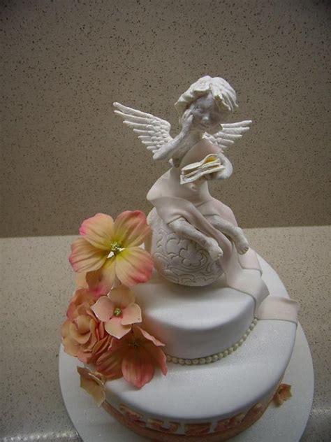 Torta s anjelikom a ružovými detailmi